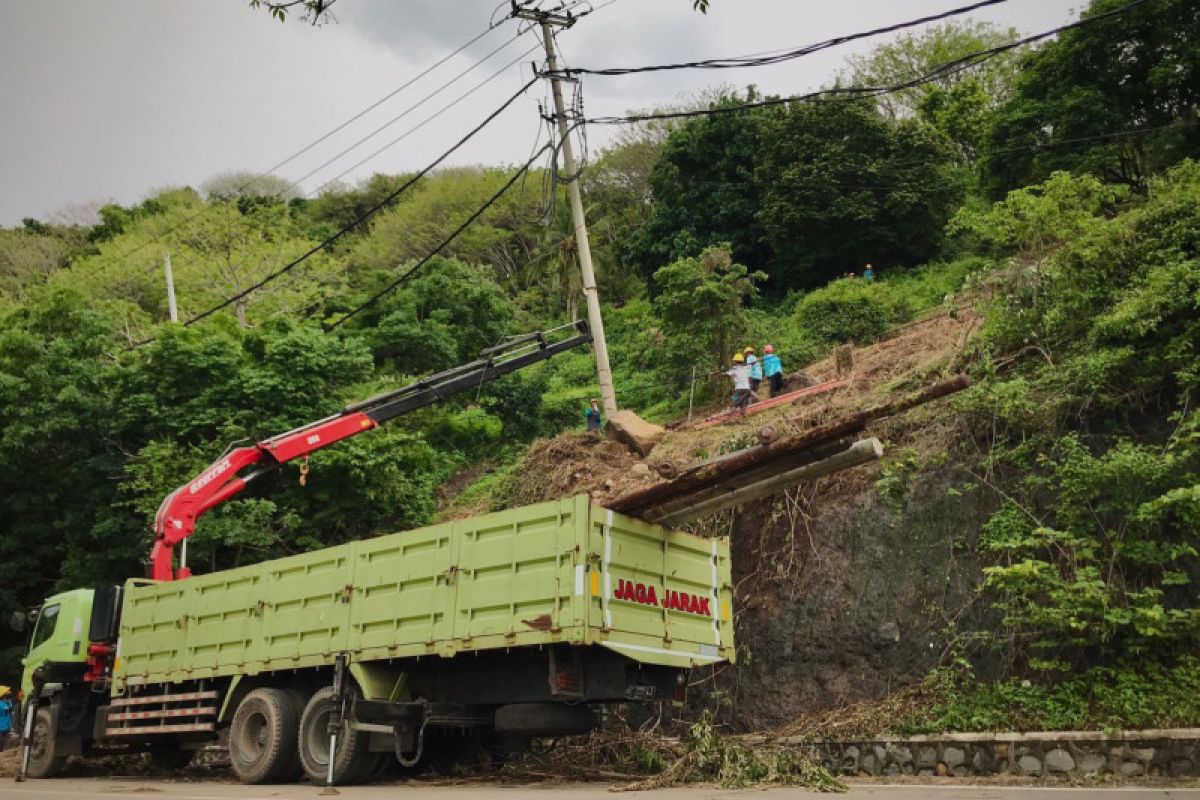 PLN kebut perbaikan tiang listrik di Lombok Utara