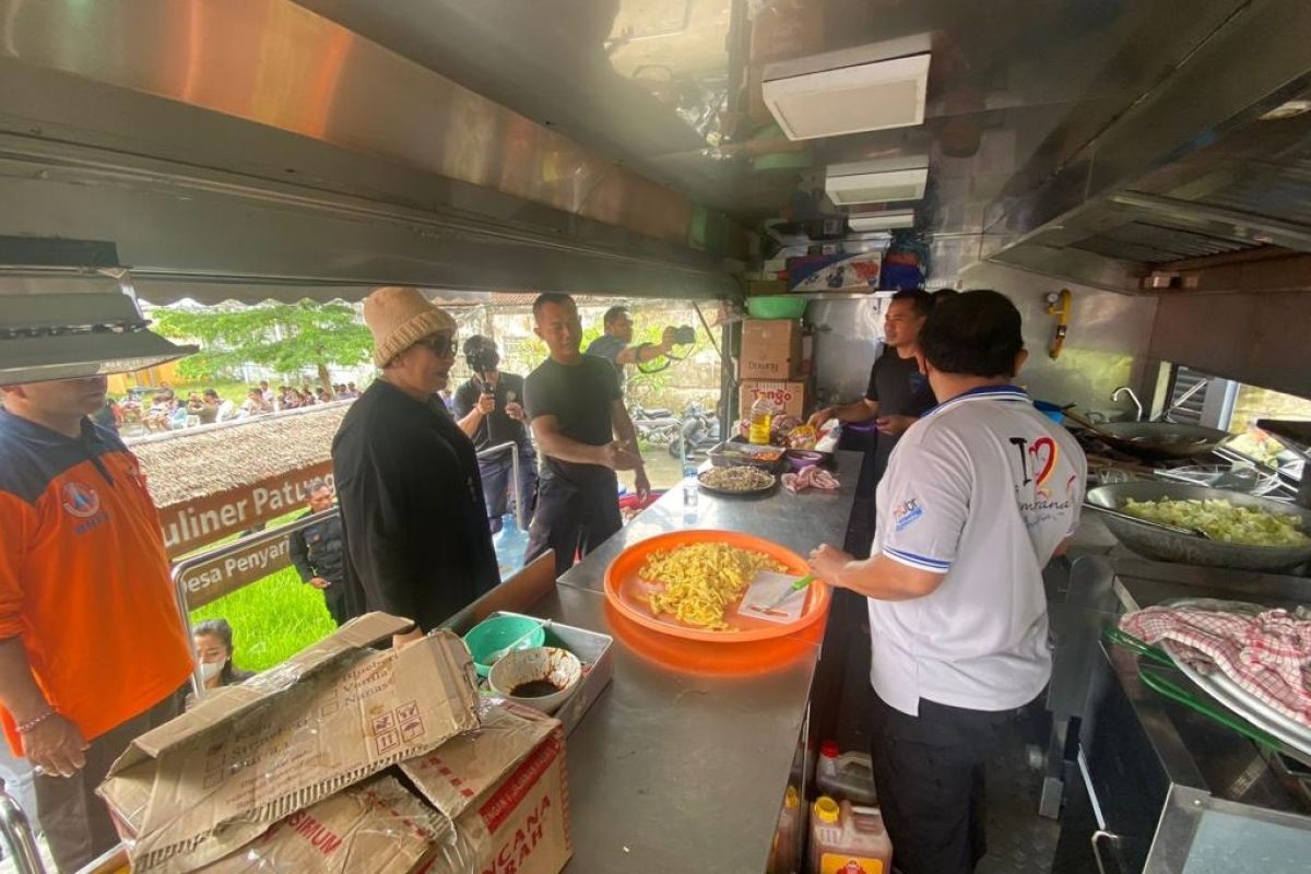 Polda Bali buat dapur darurat bantu warga korban banjir di Jembrana