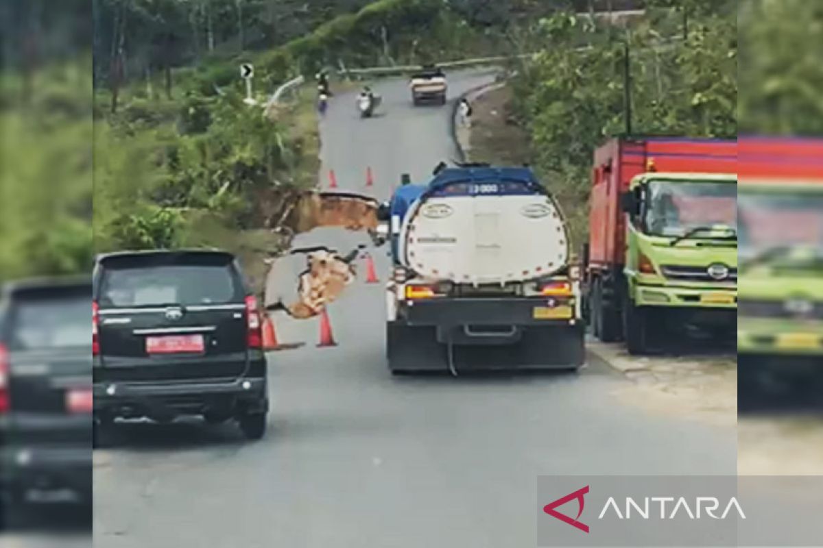 Jalan nasional menuju Kota Kuala Kurun nyaris putus akibat longsor