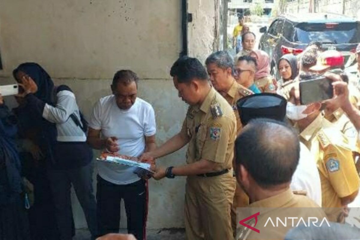 Pemerintah Kota Kendari bantu korban kebakaran rumah