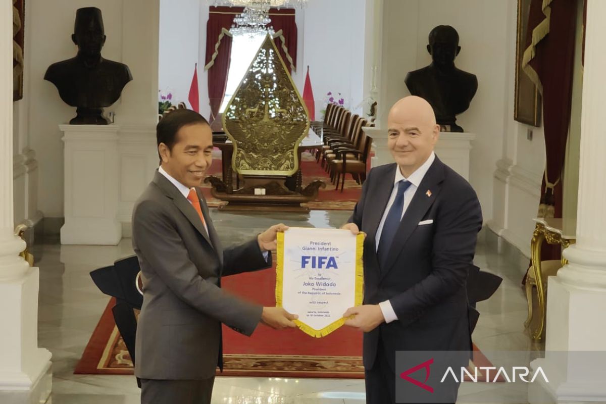 Jokowi sebut FIFA akan investasi dalam banyak hal di Indonesia