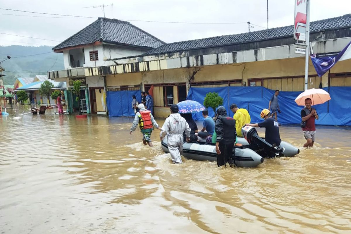 PLN lakukan pemadaman sementara wilayah terdampak banjir di Malang