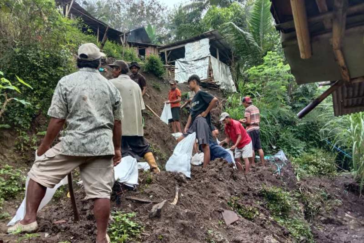 Puluhan rumah di Karangsambung Kebumen terancam tanah bergerak