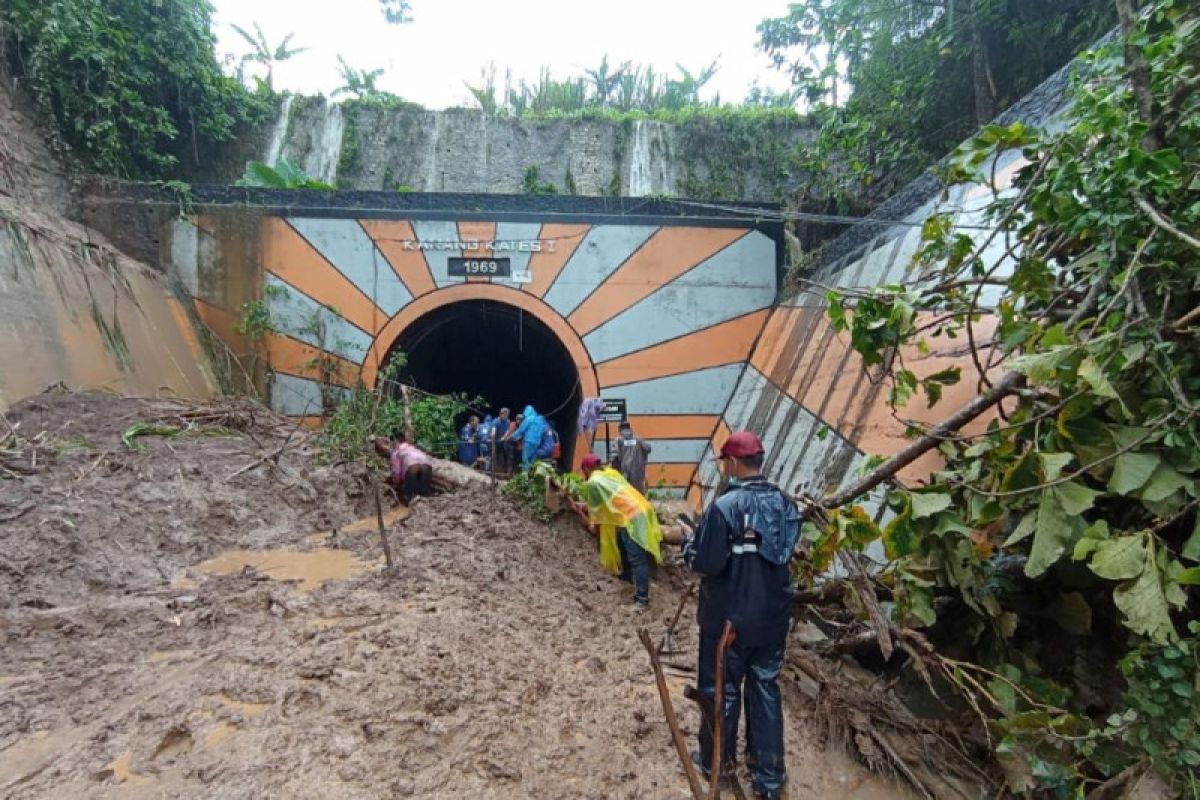 KAI sempat alihkan perjalanan KA dari Malang akibat longsor
