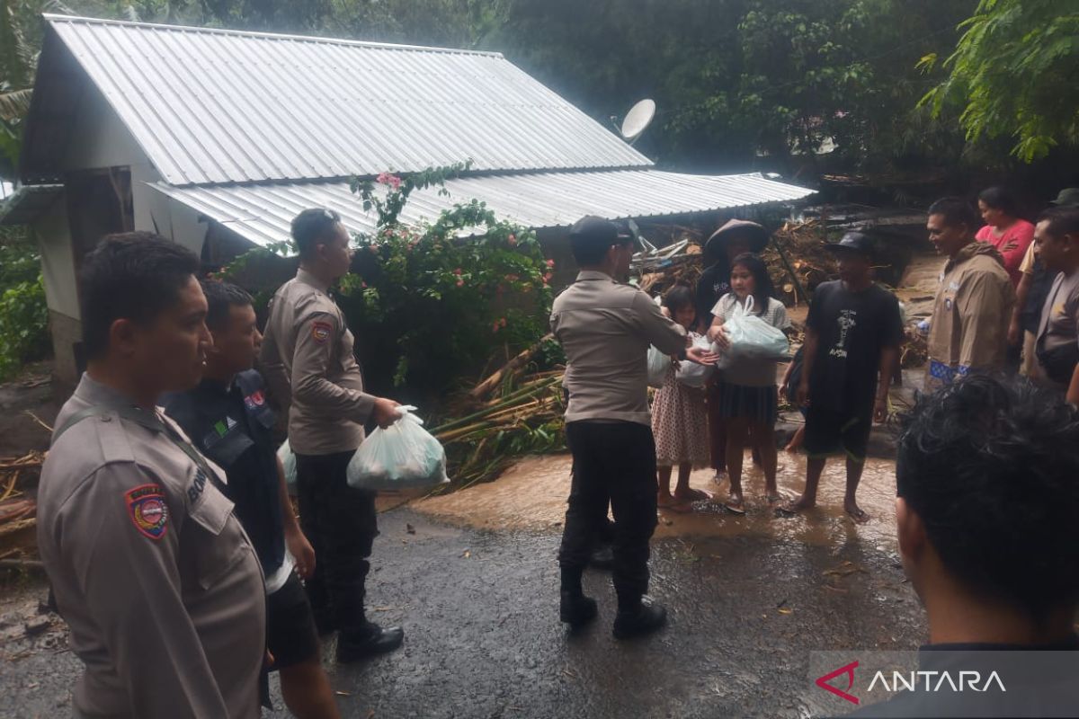 Polisi menyalurkan bantuan sembako kepada korban bencana di Lombok Utara