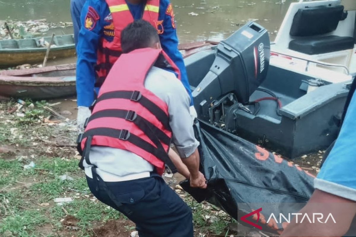 Pria tewas mengambang di waduk