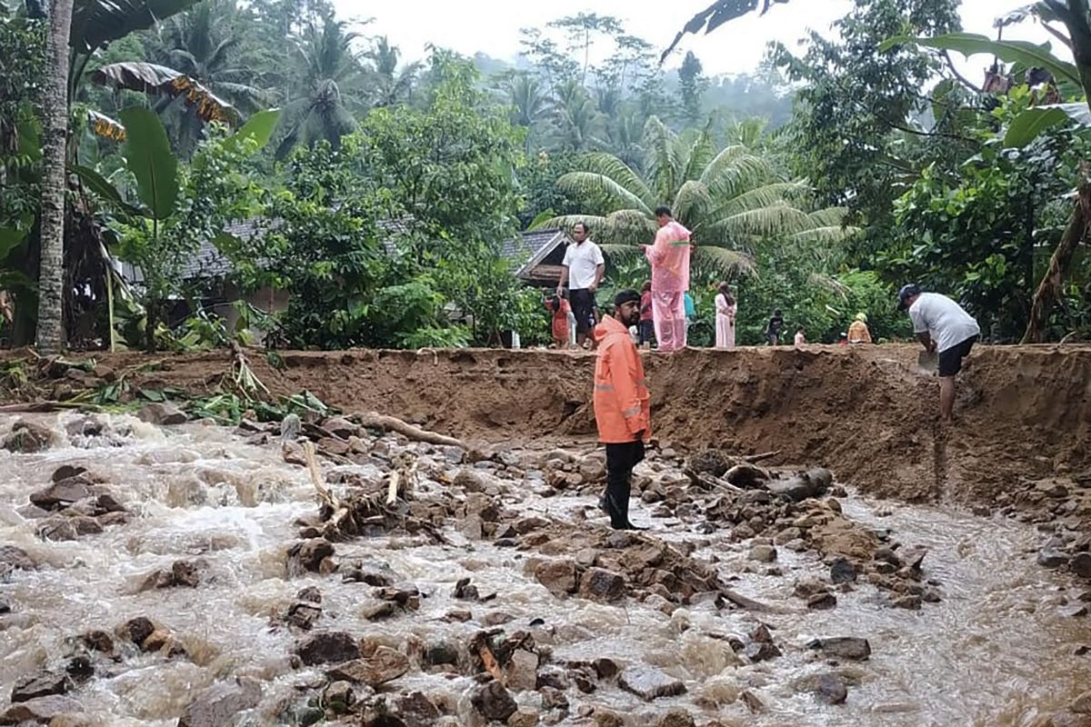 Satu desa di Malang terisolir akibat jembatan putus karena banjir
