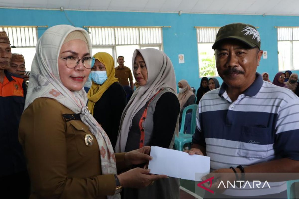 Wabup Bone Bolango serahkan dana Baznas bagi usaha kecil