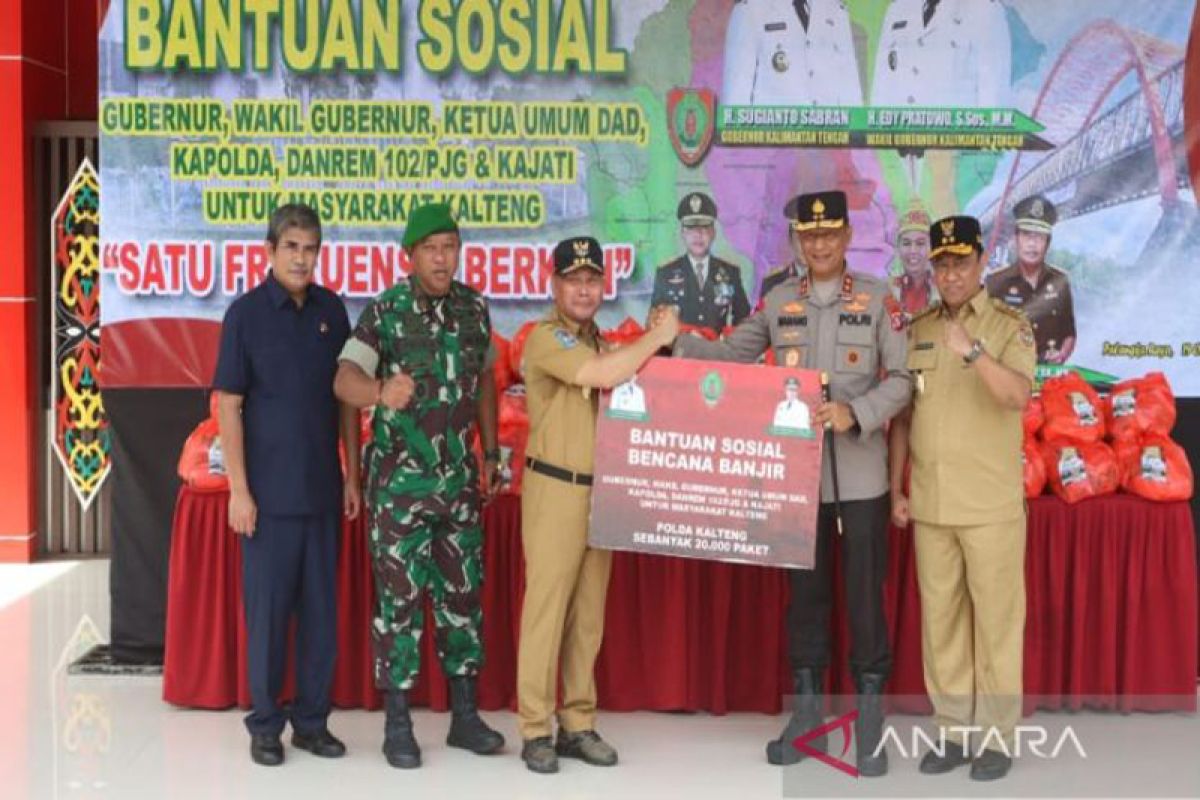 Polda Kalteng salurkan 20 ribu paket bansos Pemda untuk korban banjir