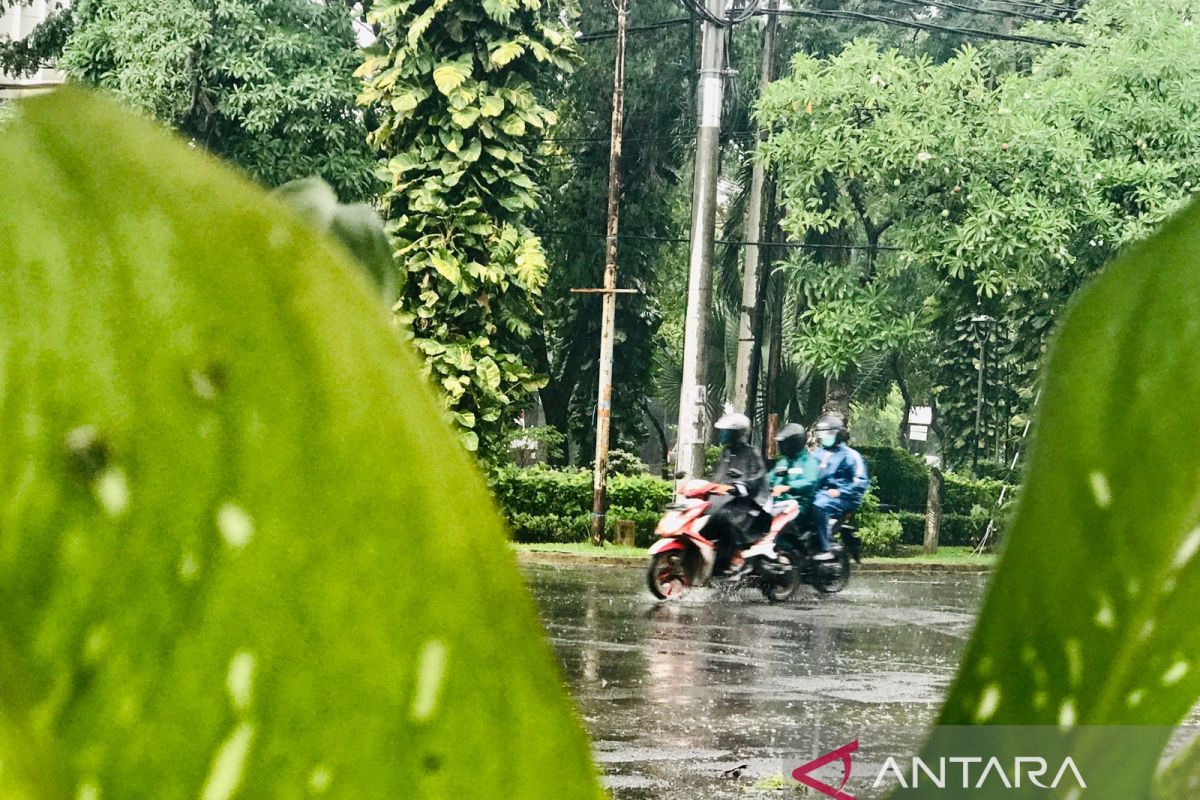 Jumat, sebagian kota besar di Tanah Air berpeluang hujan ringan