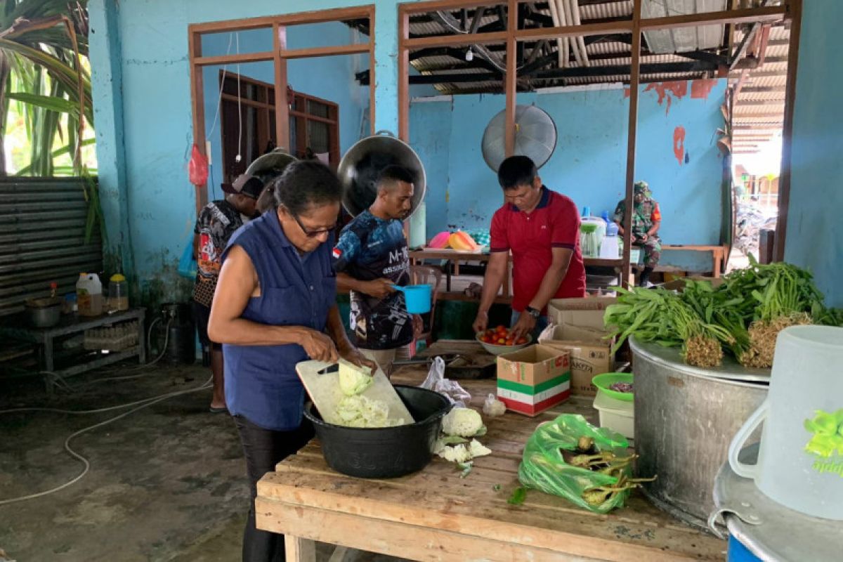 Mama-mama Papua bantu sediakan makanan Satgas TMMD Kodim 1708/BN