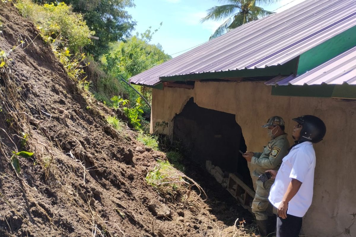 Bencana longsor rusak satu rumah warga di Mabar