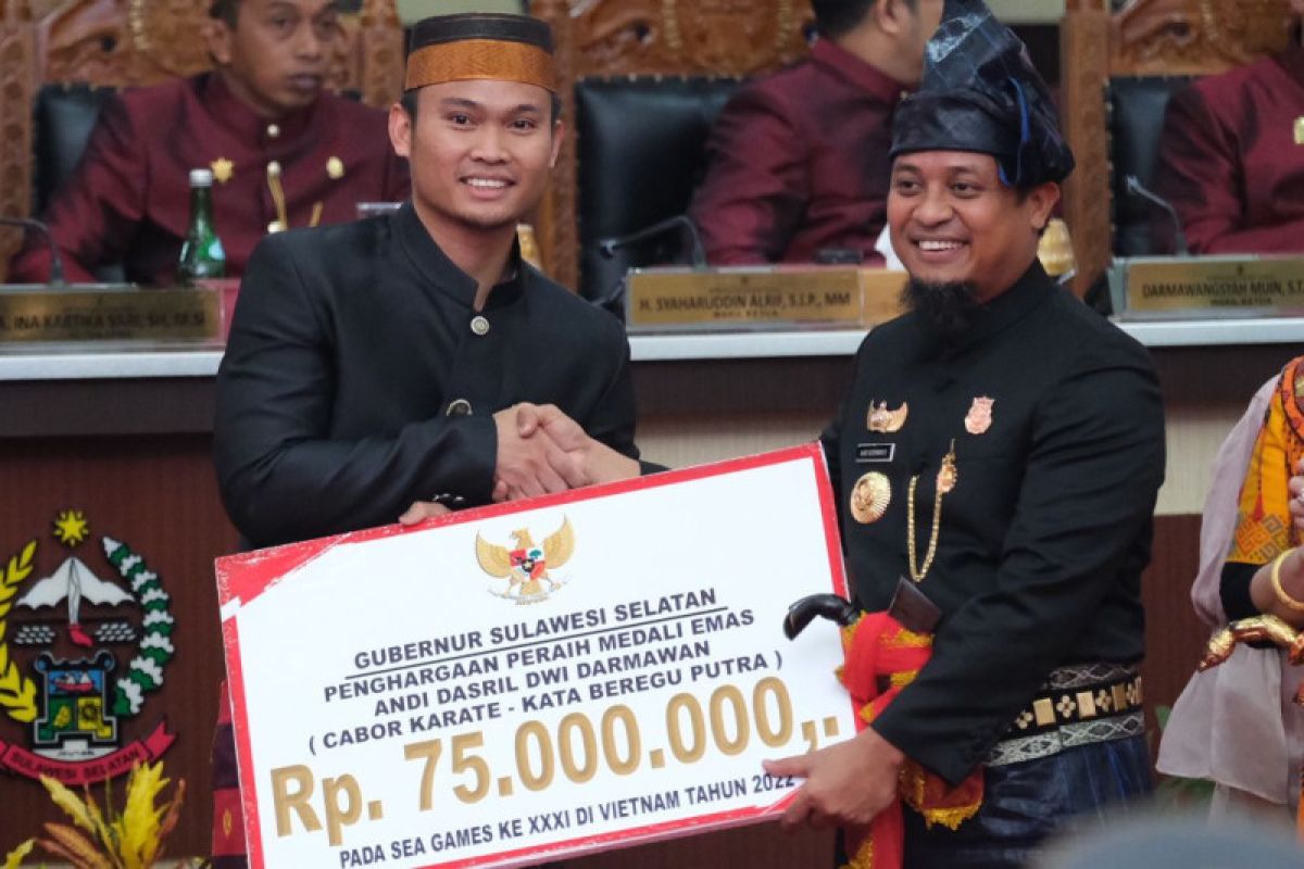 Gubernur serahkan bonus untuk atlet SEA Games 2021 dalam HUT Sulsel