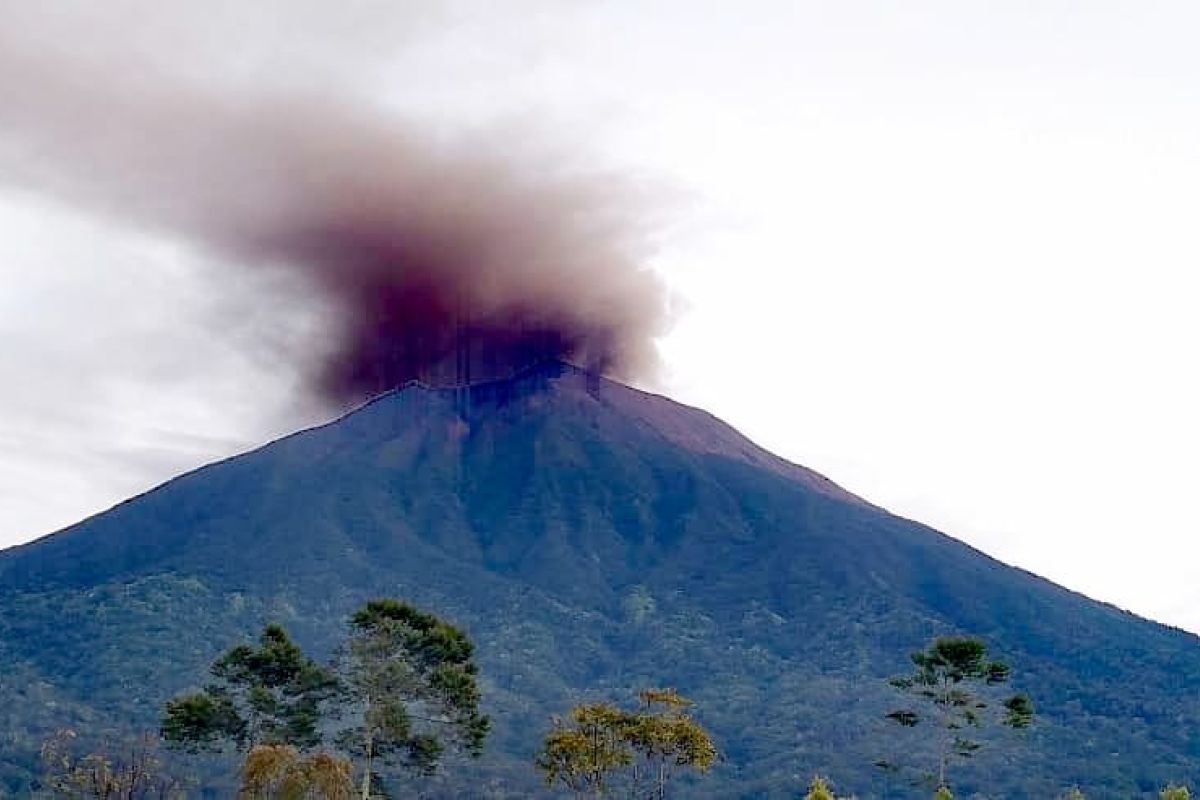 Gunung Kerinci keluarkan asap tebal, jalur pendakian ditutup