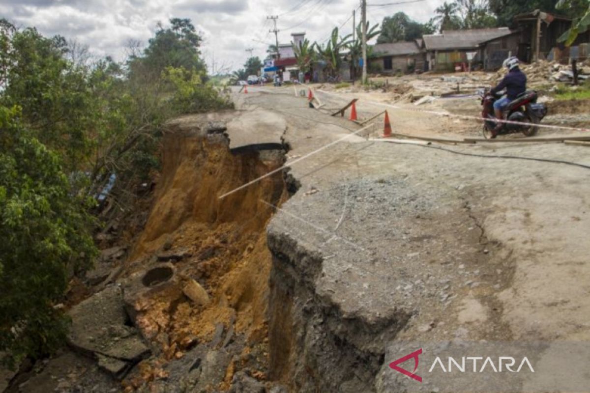 Ahli lingkungan sebut perlu pengecekan Amdal jalan di Satui dikepung tambang