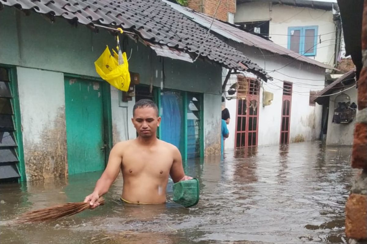 Sebanyak 35 KK korban banjir di Kota Praya kembali ke rumah