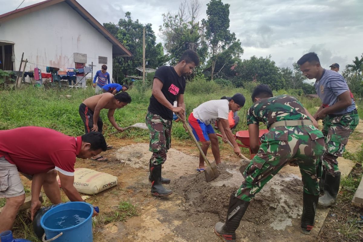 TNI-warga gotong royong bangun gereja Sei Tekam batas RI-Malaysia