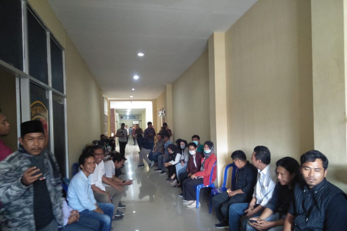 Nakes serahkan bukti dugaan pungli dana kapitasi puskesmas ke Polres Lombok Tengah