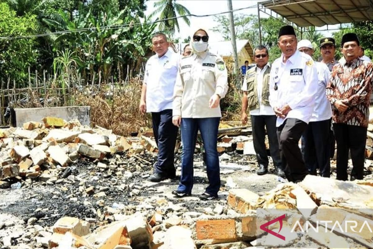 Kebakaran di Peranap mengundang perhatian Bupati