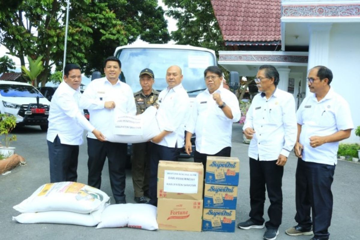 Bupati Samosir serahkan bantuan  untuk korban gempa Tapanuli Utara
