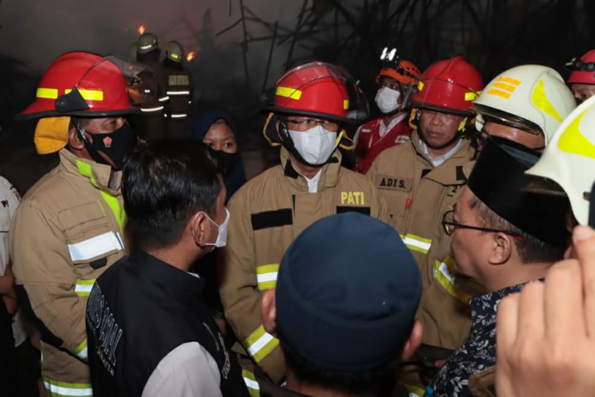 Pakai baju tahan api, Pj Gubernur DKI masuk lokasi kebakaran JIC