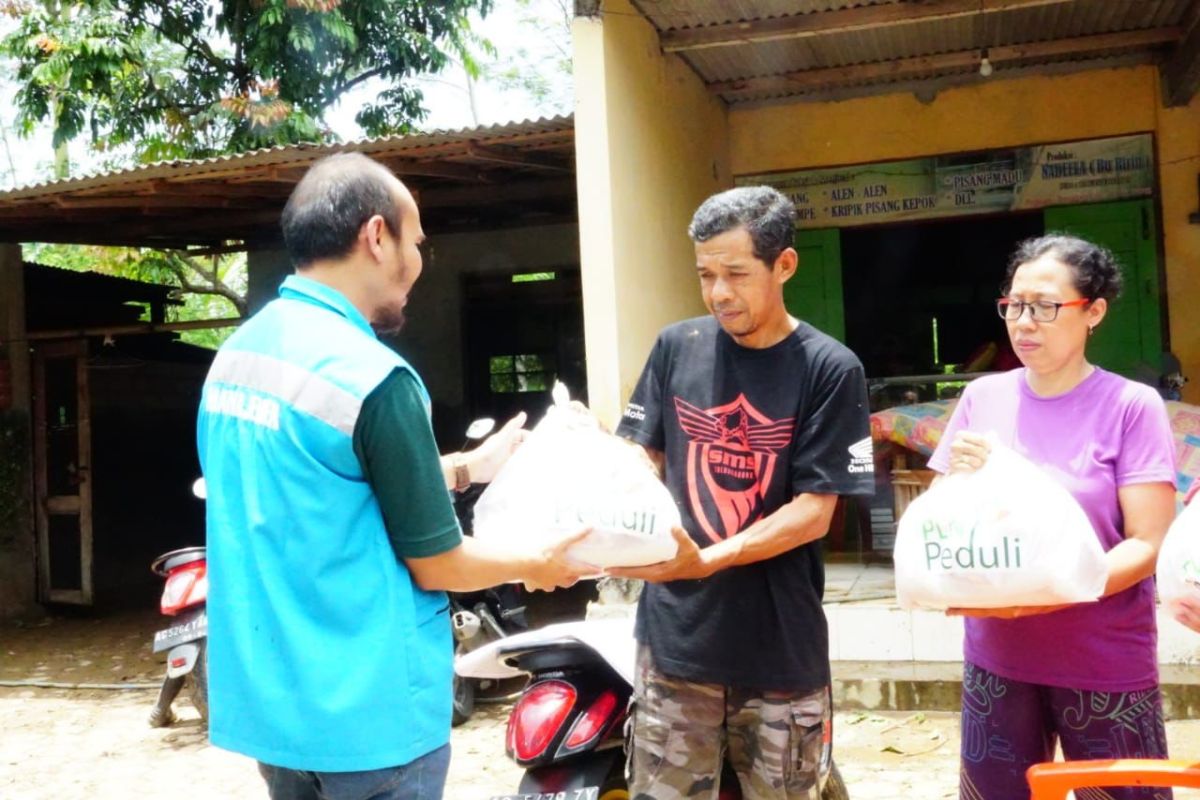 PLN Peduli salurkan 1.500 paket sembako untuk korban banjir di Jatim