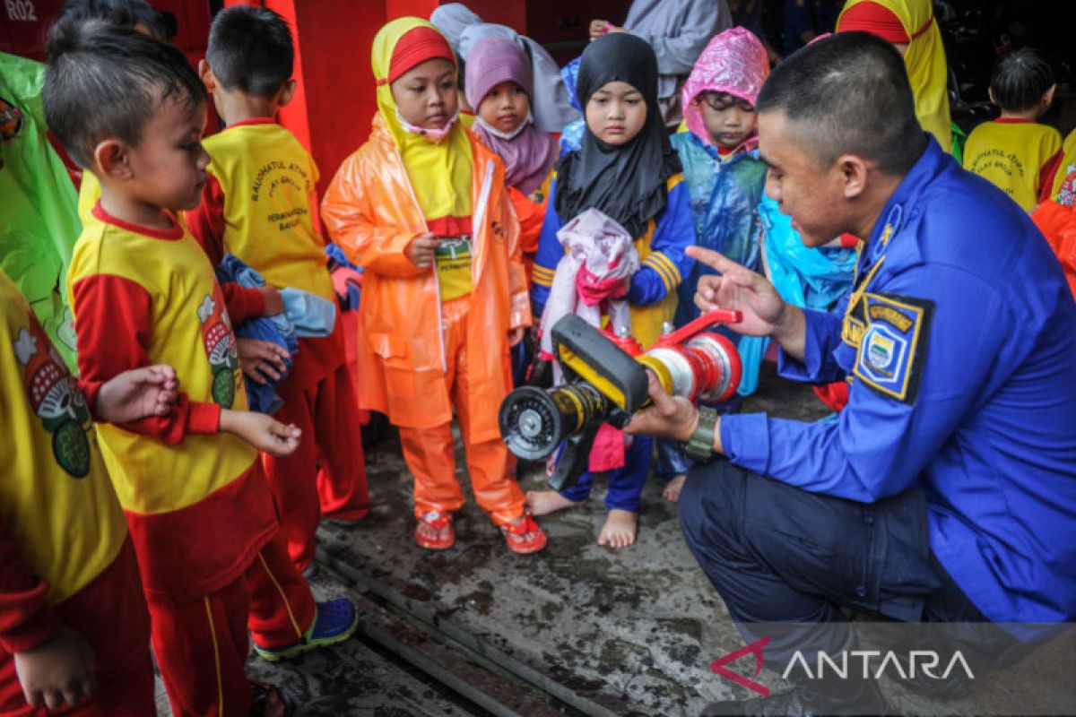 Pengenalan Profesi Pemadam Kebakaran Antara News Jawa Barat 3406