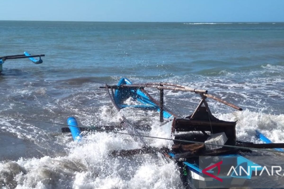 Masyarakat pesisir diimbau waspadai gelombang tinggi hingga enam meter