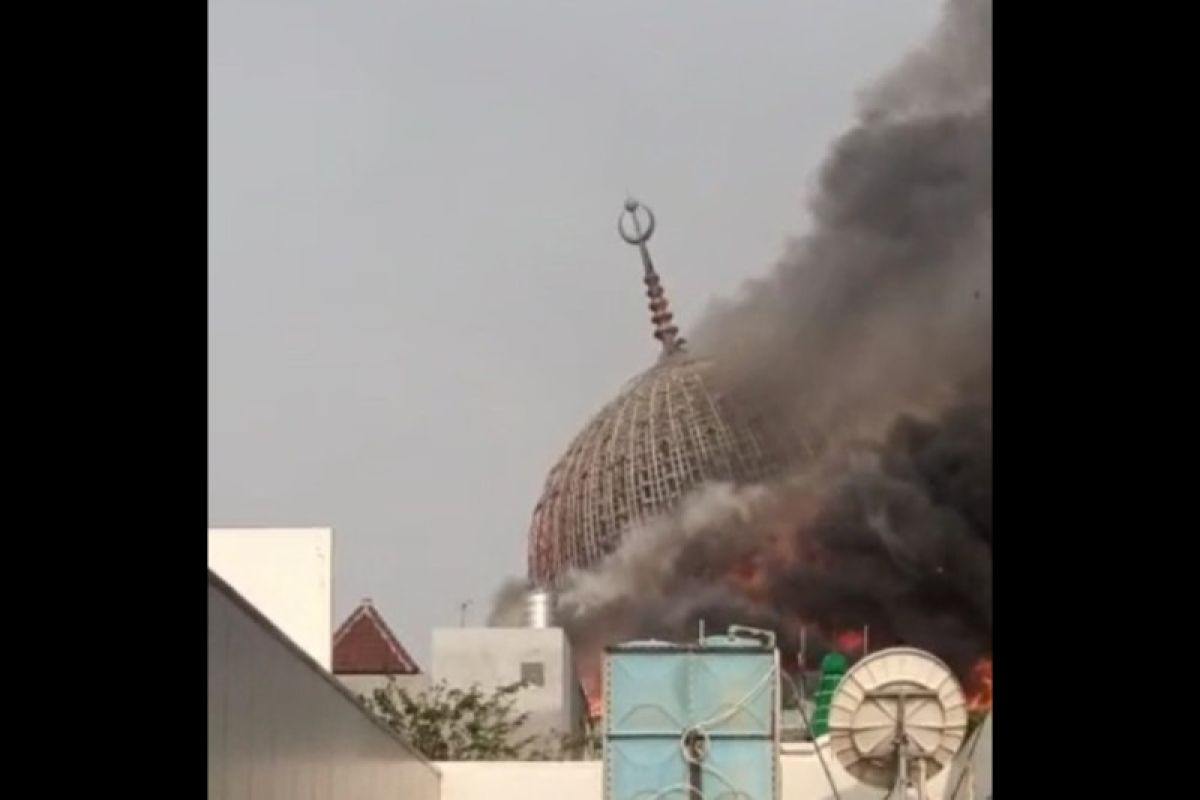 Kubah Masjid Raya Jakarta Islamic Center ambruk saat kebakaran