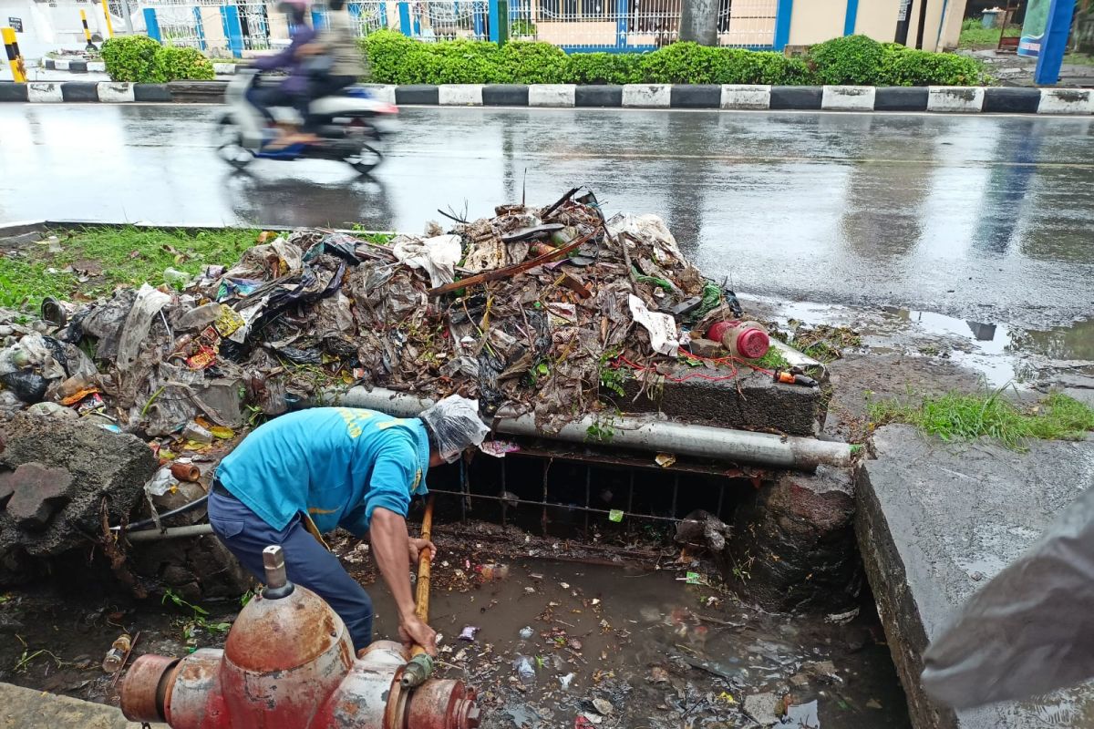 Mataram menyiagakan 197 petugas untuk mengecek saluran air
