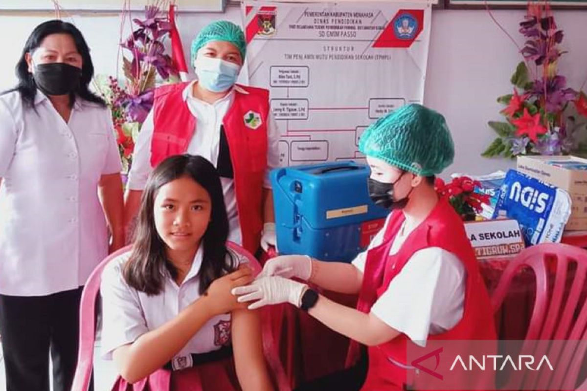 Pemkab Minahasa laksanakan vaksinasi siswa perempuan cegah kanker serviks