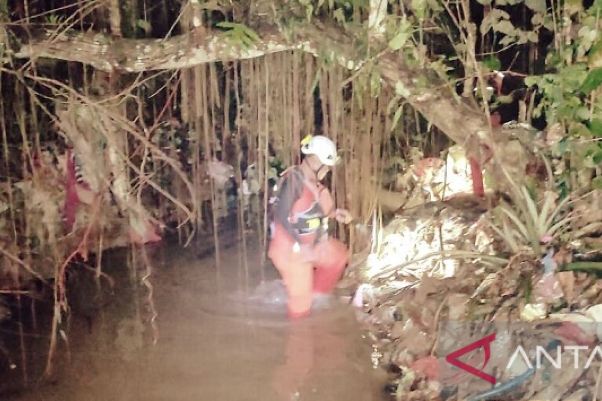 Tim SAR gabungan terus mencari bocah terseret banjir di Ambon