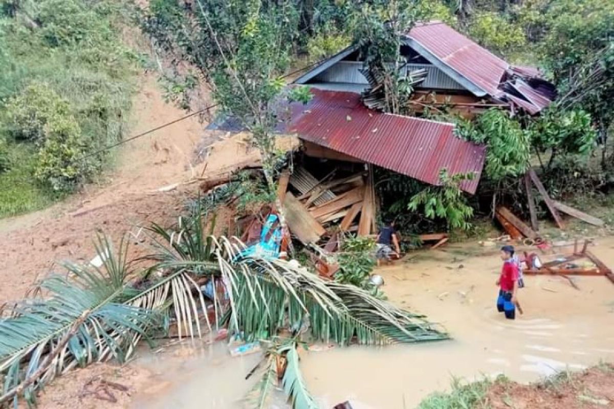 Pemkab Mamuju kerahkan alat berat buka daerah terisolir akibat banjir