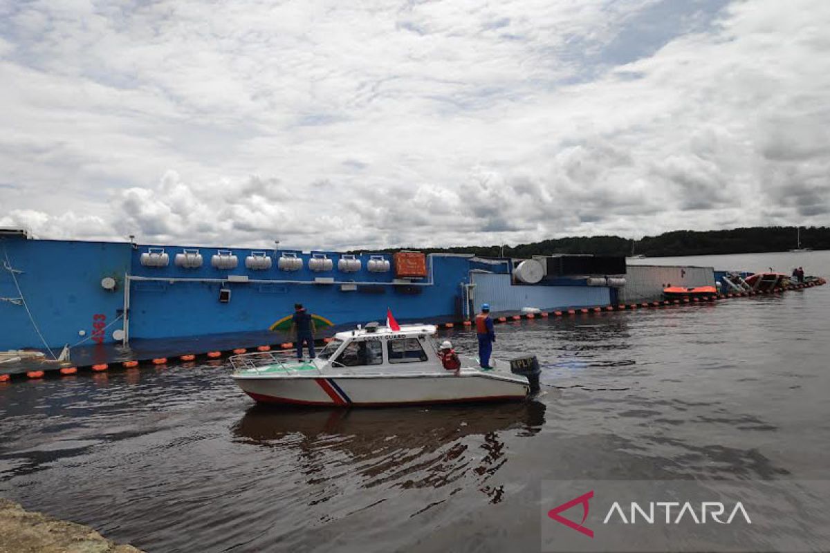 Antisipasi tumpahan minyak, KSOP Kumai pasang oil boom di sekitar kapal karam