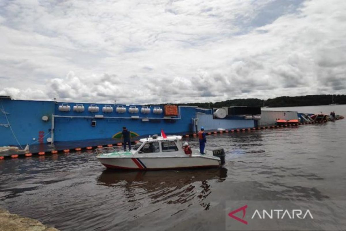 KSOP Kumai antisipasi tumpahan minyak di sekitar kapal karam