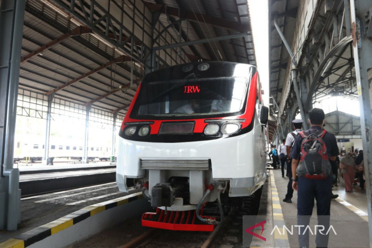 Hati-hati, jalur kereta api di Slamet Riyadi Solo