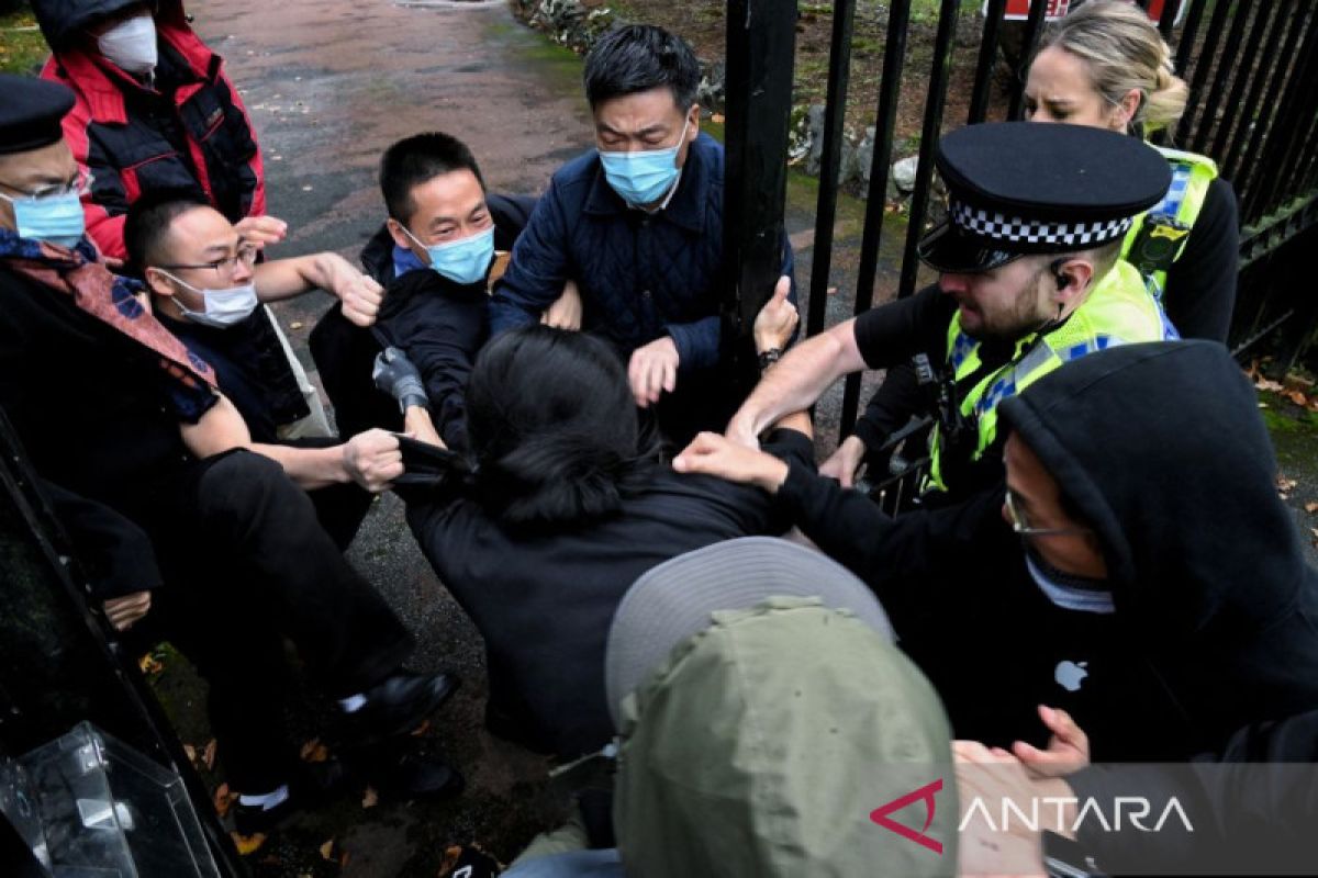Menlu Inggris: Pemukulan pengunjuk rasa di konsulat China "tak bisa diterima"