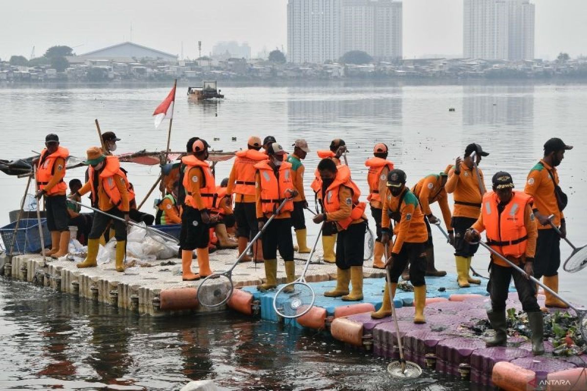 Pemprov DKI pasang saringan sampah di Waduk Pluit untuk kendalikan banjir