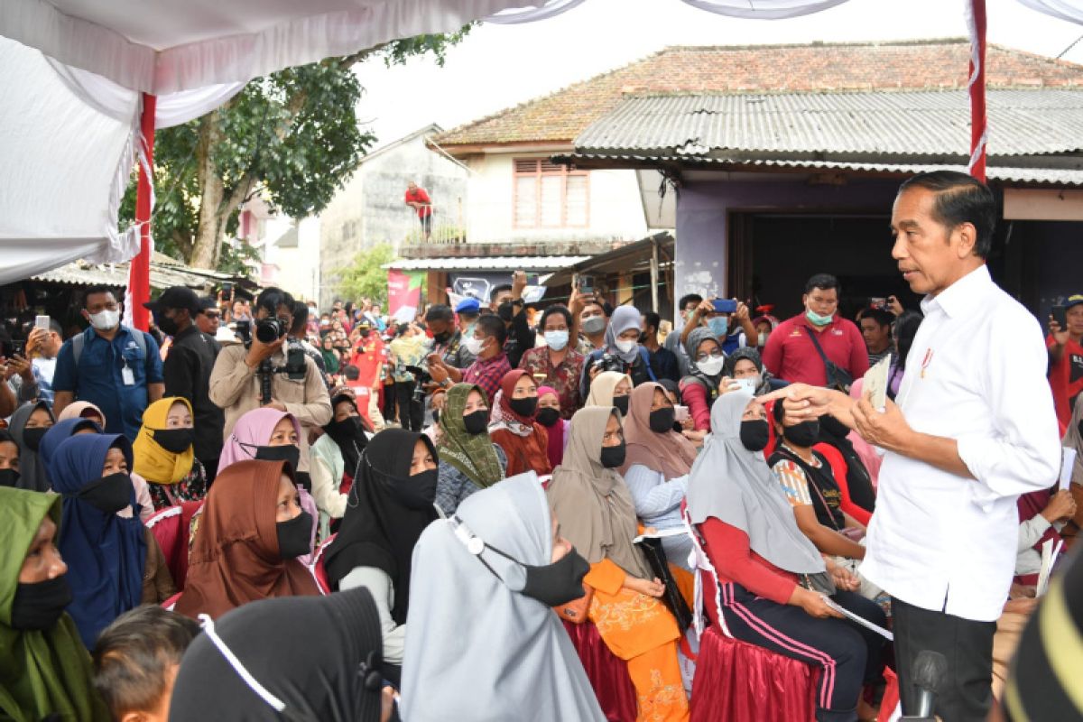 Presiden ingatkan gizi anak kepada penerima bansos di Pasar Toboali