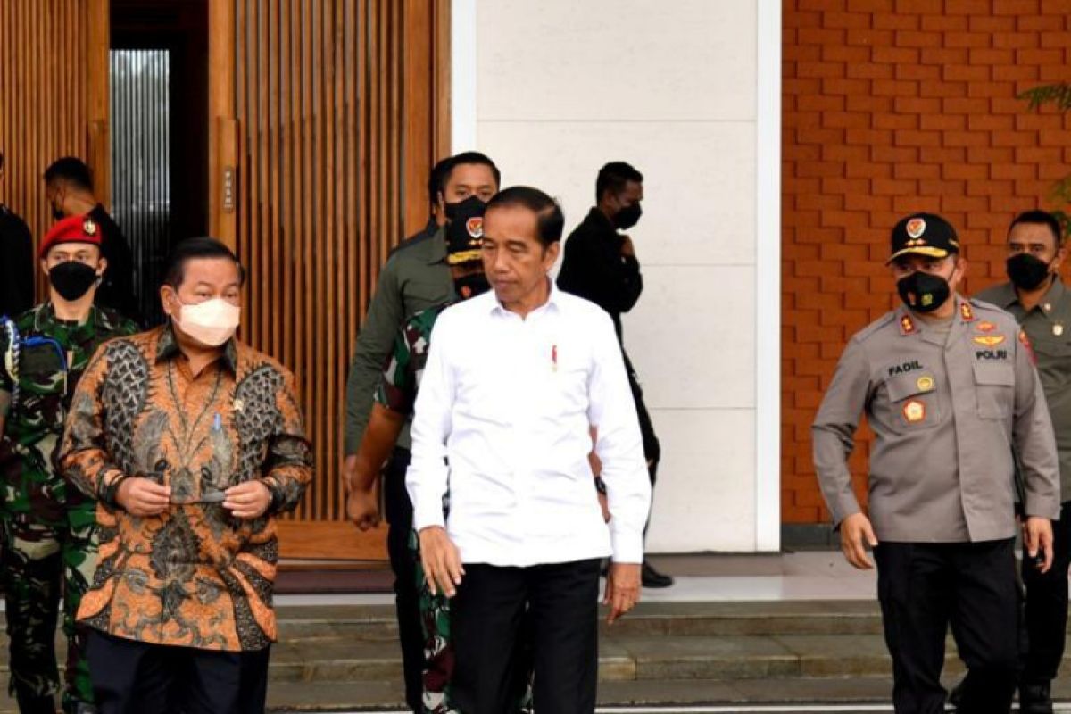 Jokowi tinjau smelter timah hingga Pelabuhan Sadai di Babel