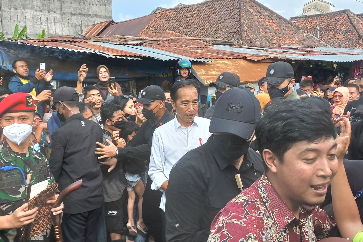 Presiden Jokowi kunjungi pedagang di Pasar Rakyat Toboali Bangka Selatan