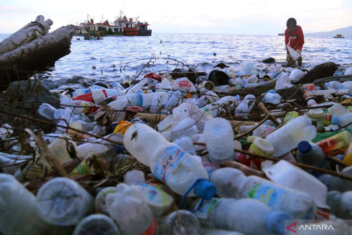 Indonesia backs global fight against plastic waste