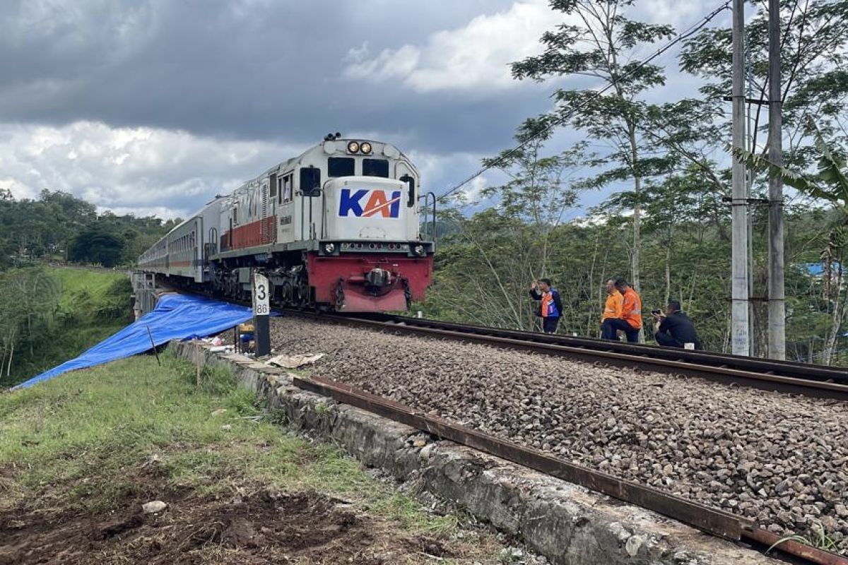 PT KAI berupaya normalisasi jalur terdampak tanah longsor di Malang