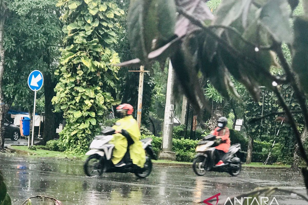 Siang ini, Surabaya diprakirakan hujan disertai petir