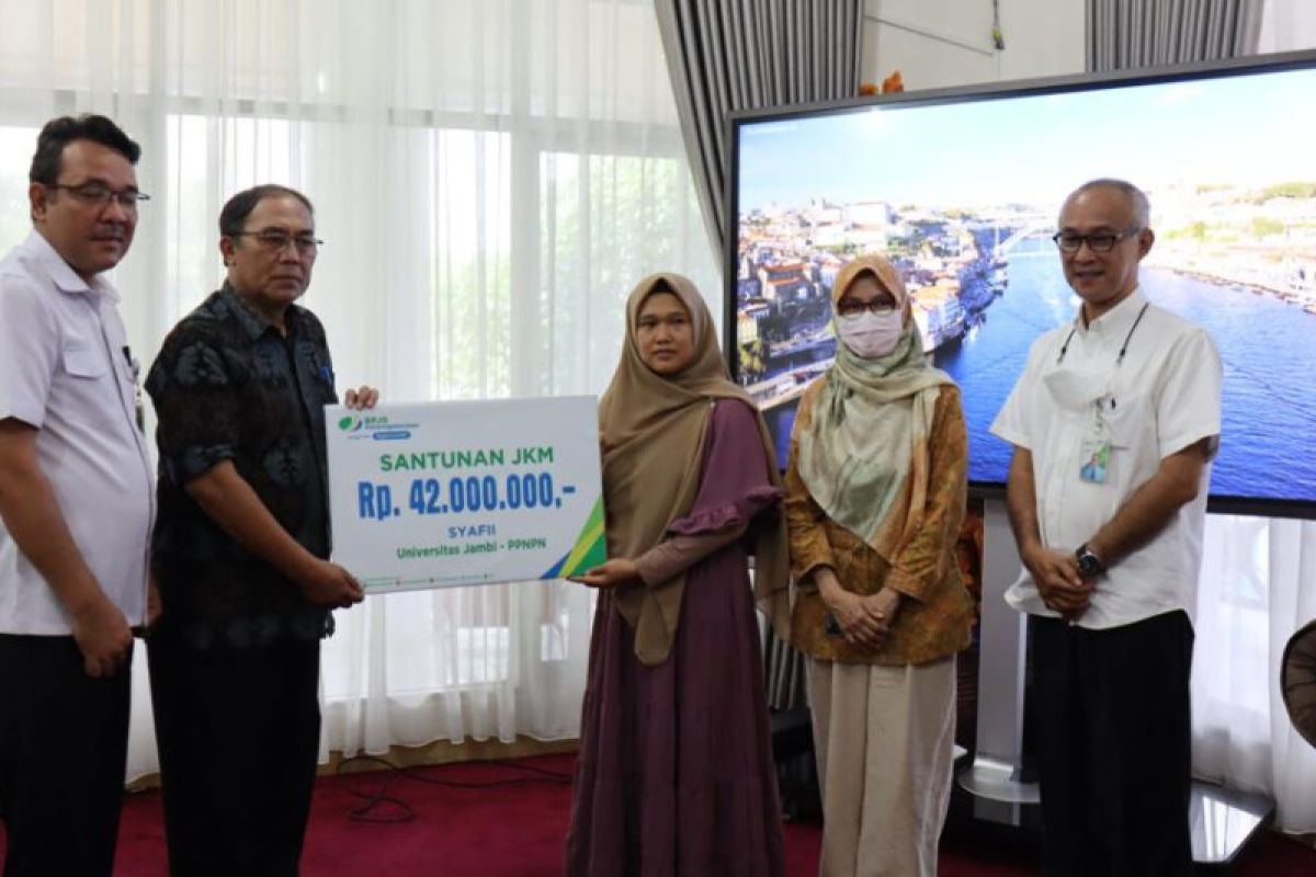 BPJS Ketenagakerjaan Jambi serahkan santunan jaminan kematian ke ahli waris dosen UNJA