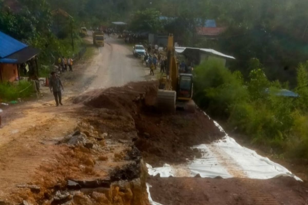 Penanganan darurat jalan longsor menuju Kuala Kurun mulai dilakukan