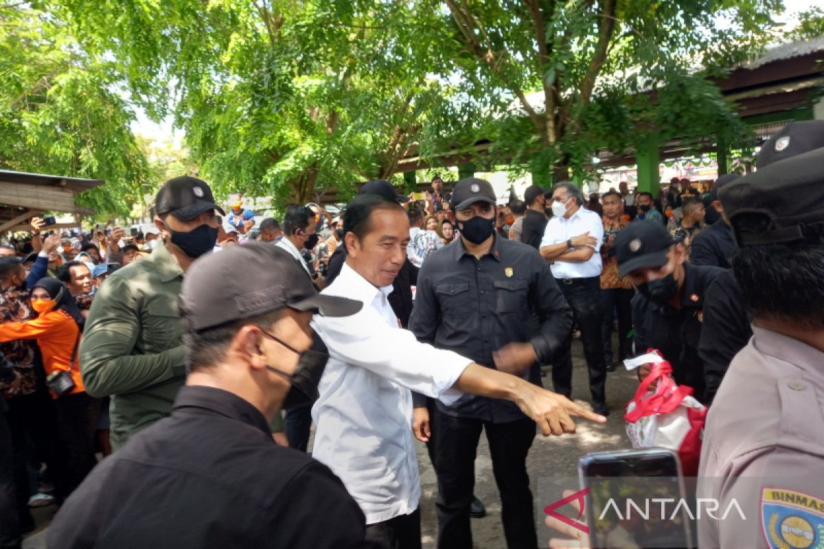 Presiden Joko Widodo temui pedagang dan nelayan di Mentok