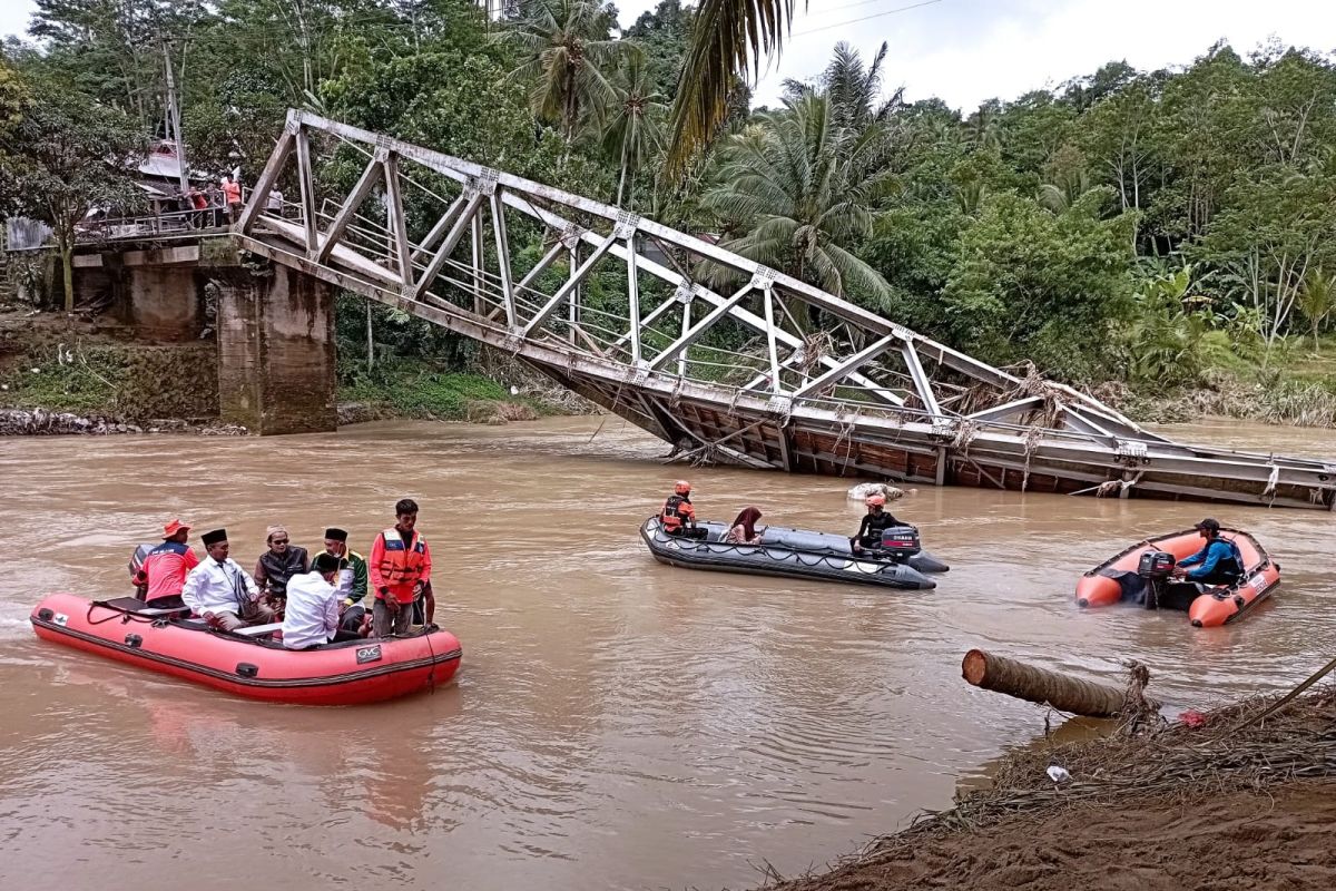 Gubernur Jabar salurkan bantuan korban banjir di Lebak Rp500 juta
