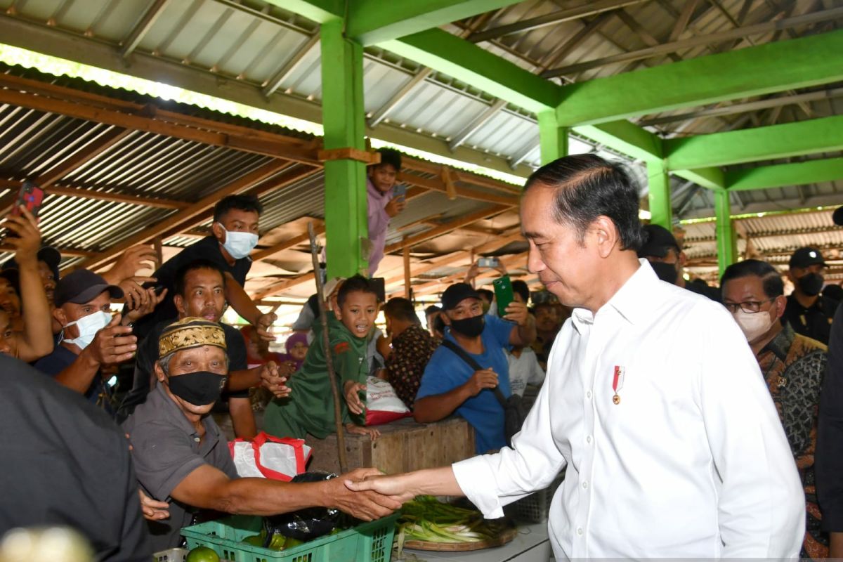 Presiden Jokowi bagikan bansos di Pasar Muntok Bangka Barat