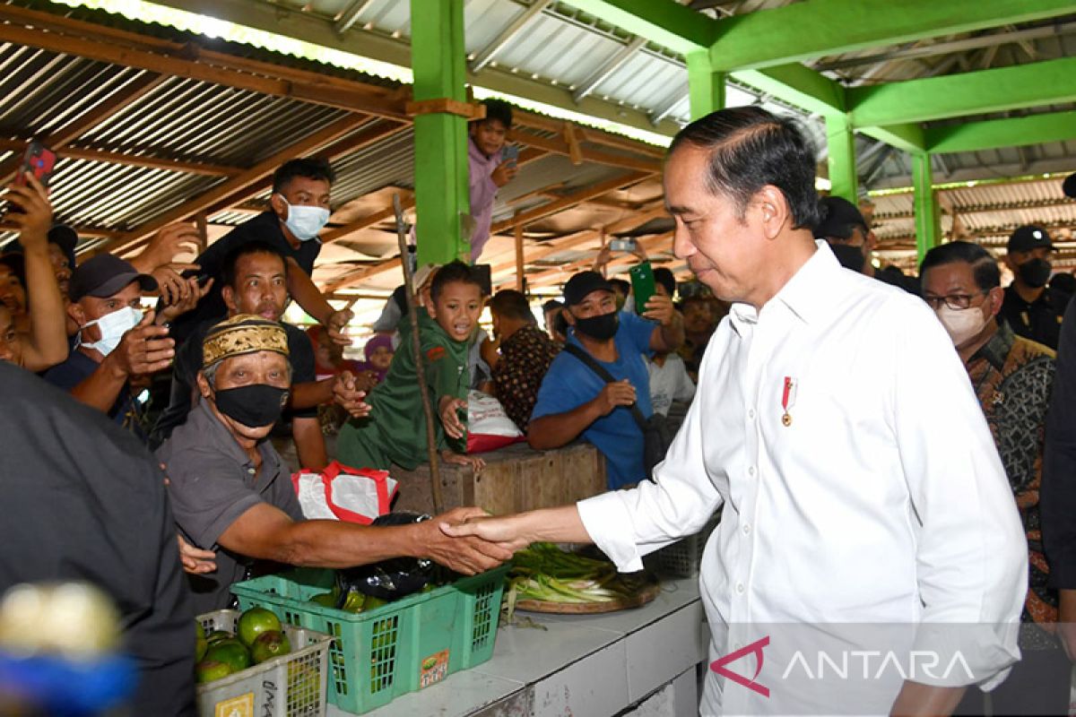 Jokowi bagikan bansos di Pasar Muntok Bangka Barat
